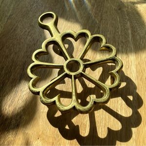 vintage virginia metalcrafters 'rosette' brass trivet with hearts in circle